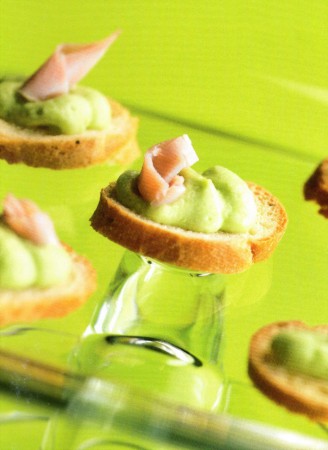 TOSTADAS CON CREMA DE HABAS VERDES Y JAMON